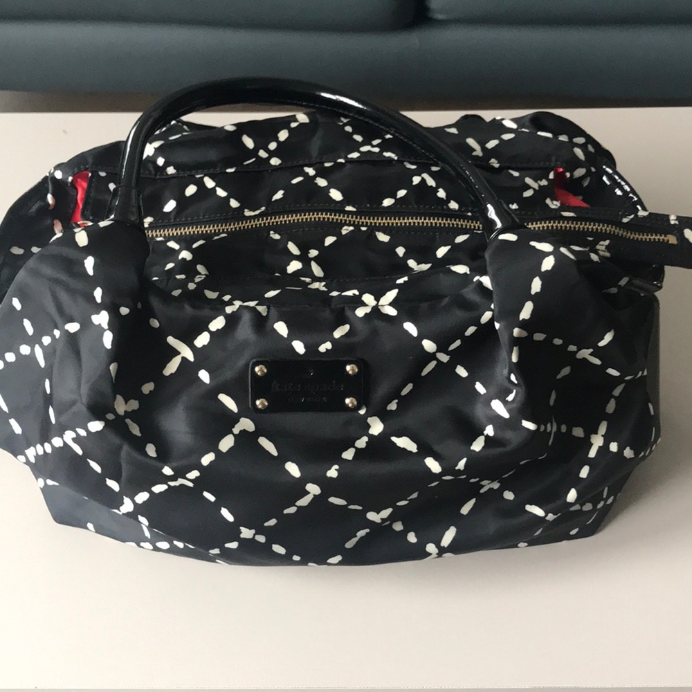 Kate spade black/white pattern bag w/red interior